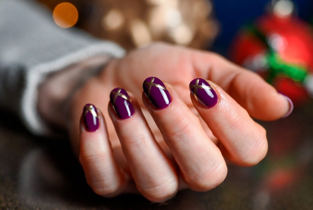 20 Christmas Nail Ideas 2025 – Trendy, Classy & Aesthetic Holiday Nails 17 Plum Gold Nails