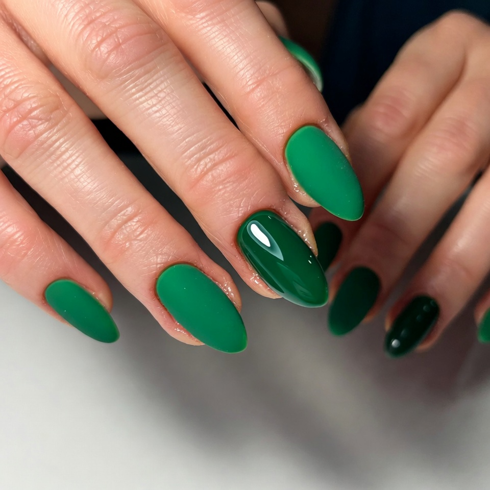 20 Christmas Nail Ideas 2025 – Trendy, Classy & Aesthetic Holiday Nails 5 Velvet Green Nails
