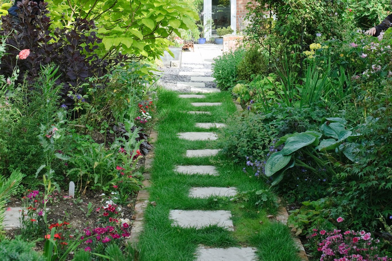 13 Lawn & Garden Decor Tips for Beginners (Plus Extra Ideas to Make Your Yard Shine) 13 How to Lay Garden Stepping Stones | BBC Gardeners World Magazine